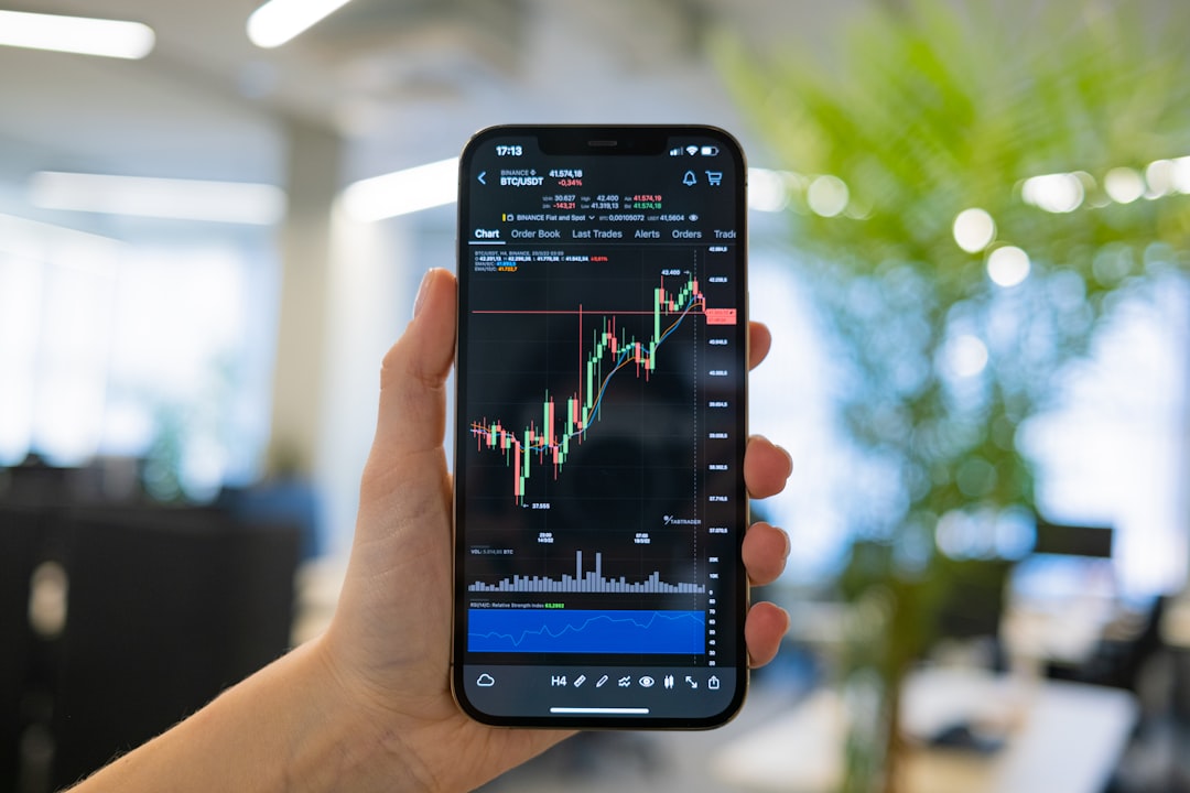 Экран с свечным графиком криптовалюты и биржевыми данными для анализа арбитражной связки