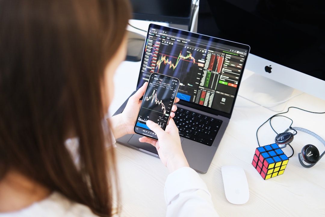 Монитор с графиком портфеля и торговым терминалом для разбора ETF