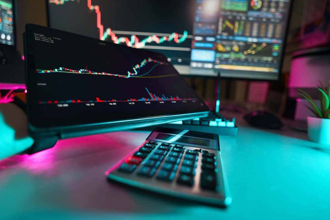 Экран ноутбука с таблицей учета сделок и данными по портфелю